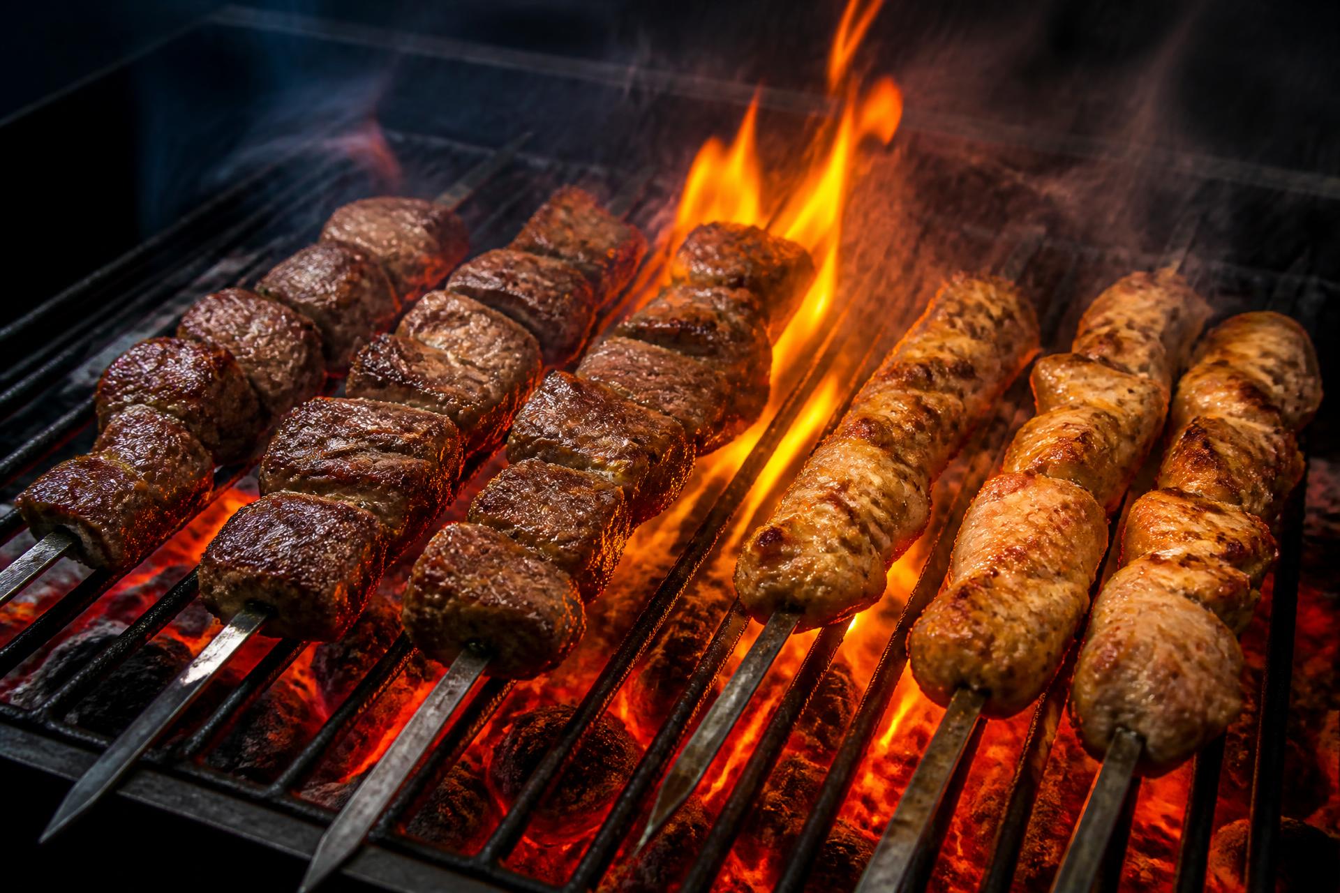 Vers gegrilde spiezen boven een hete houtskoolgrill met vlammen